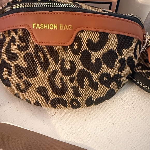 Leopard Print Fashion Bag with Brown Accents - Picture 4 of 4